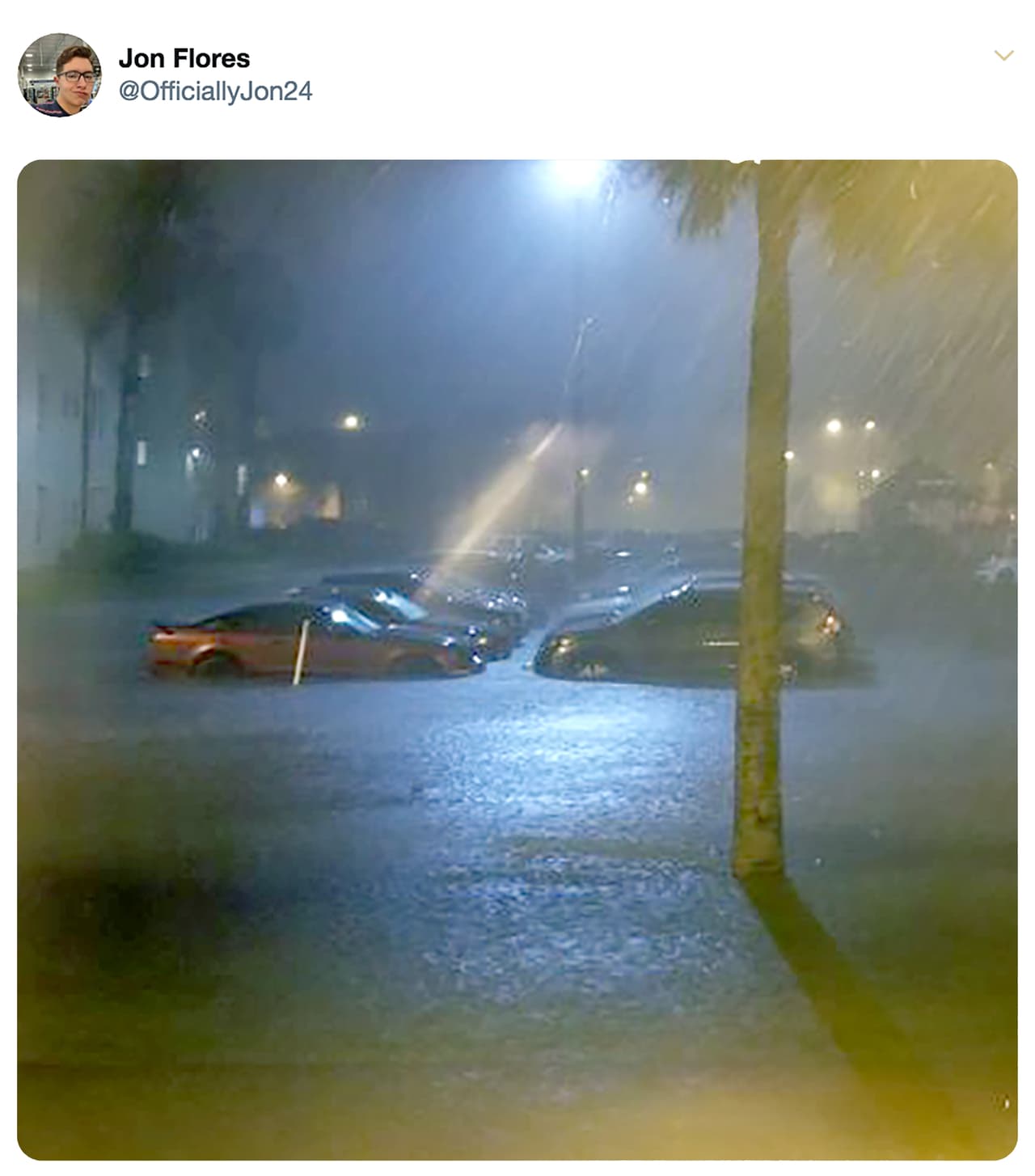 Una vía inundada en Corpus Christi la noche del jueves. Al mismo tiempo que se llenaba de agua esa zona,
<b>las autoridades debieron clausurar parcialmente autopistas en Houston, como la I-10 </b>pues, tal como ocurrió tras el paso del huracán Harvey en 2017, quedaron bajo el agua y al menos 30 carros quedaron atascados en ella. Quienes iban en los vehículos fueron rescatados poco después por las autoridades.