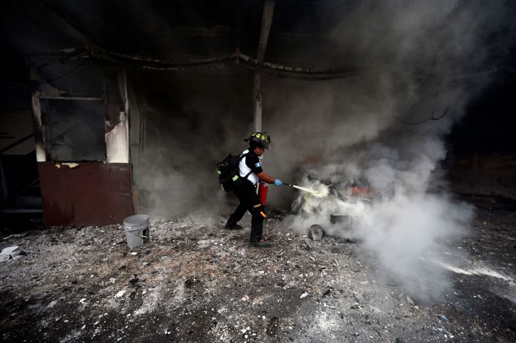 Francisco González, de la Asociación Nacional de Soldados en Reserva del Ejército de Guatemala, 
<a href="https://www.prensalibre.com/guatemala/comunitario/aqui-hay-kaibiles-entrenados-para-morir-la-advertencia-de-los-veteranos-militares-que-amenazan-con-mas-violencia-breaking/" target="_blank">dijo al diario Prensa Libre</a> que si no se cumplen sus demandas 
<b>habrá más violencia</b>. “Aquí hay kaibiles, hombres completamente entrenados, soldados de montaña completamente entrenados para sobrepasar a los antimotines, 
<b>están completamente entrenados para morir</b>”.