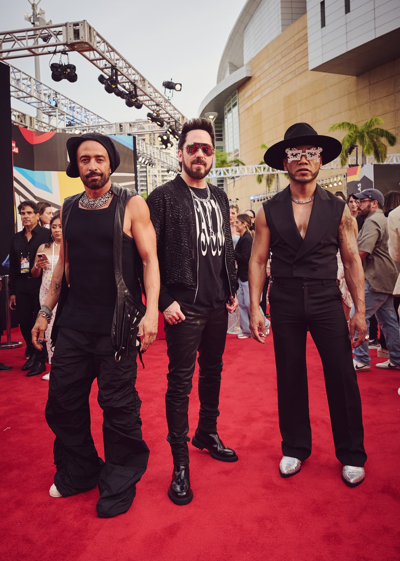 La agrupación 
<b>Camila</b> desfiló de negro.