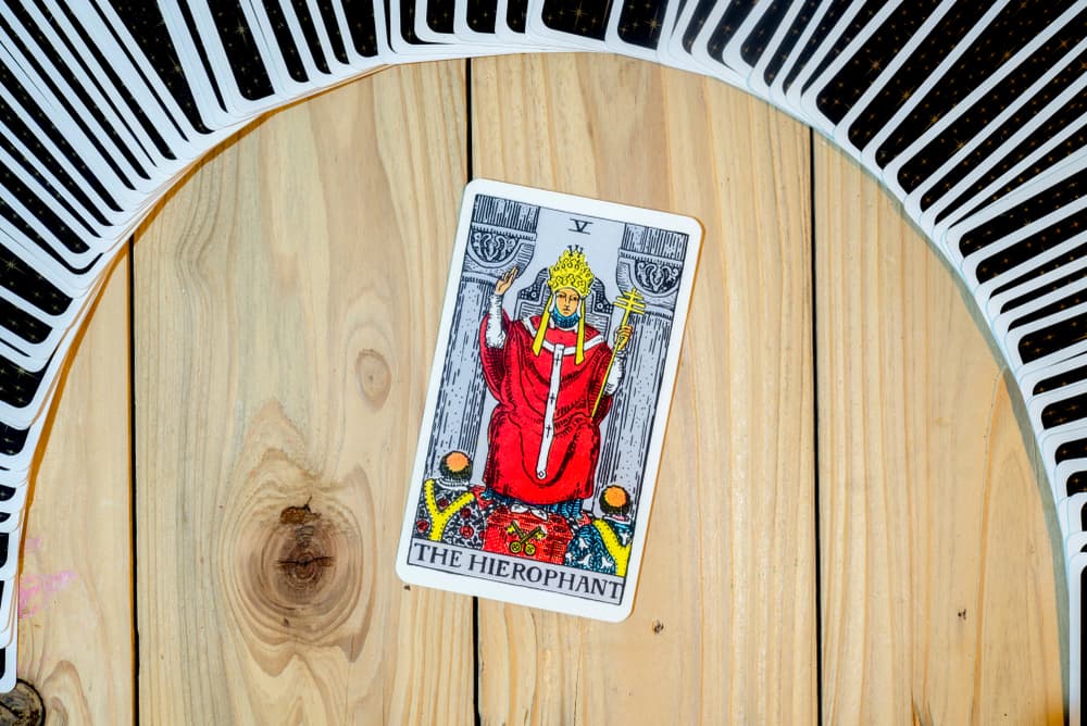 <b>LOS HORÓSCOPOS BAJO LA INFLUENCIA LUNAR Y EL TAROT</b>
<br>
<b>09/10/2020</b>
<br>Fase Lunar: Cuarto Menguante
<br>Iluminación: 50%
<br>Signo de influencia: Cáncer.
<br>Carta del Tarot: El Hierofante de cabeza