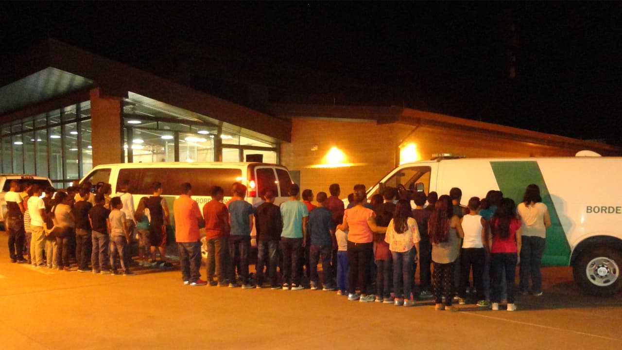 Siguen llegando niños a la frontera: venían 36 en un grupo de migrantes rescatado en el desierto de Arizona