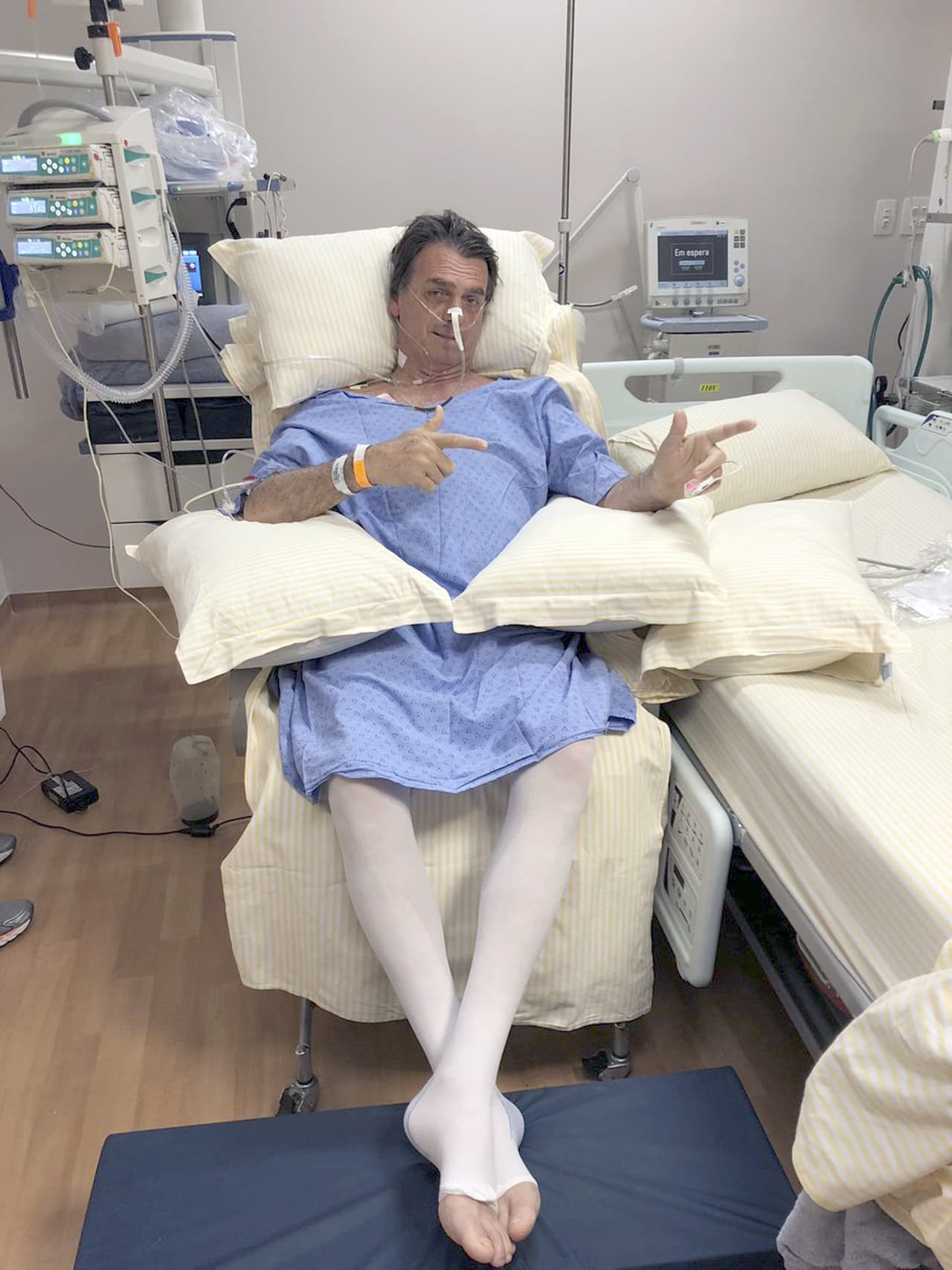 En el ataque, Bolsonaro sufrió tres perforaciones en el intestino delgado y una lesión grave en el intestino grueso. Fue operado con éxito y continuó la campaña electoral. El ultraderechista quiere militarizar la educación, incorporar el estilo de las escuelas militares a la red pública y recuperar asignaturas heredadas de la dictadura como Educación, Moral y Cívica.