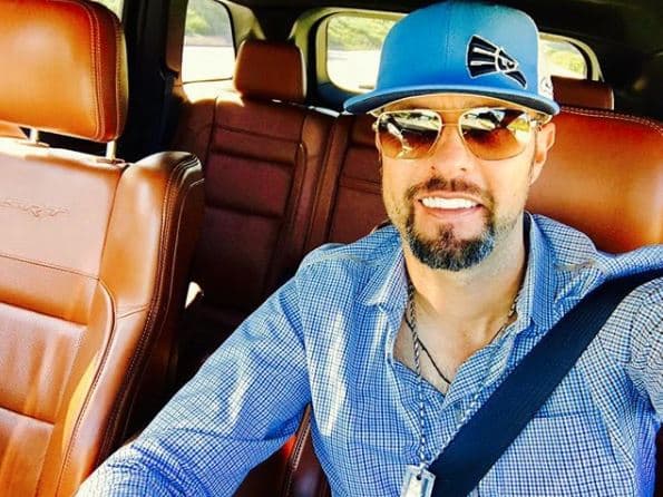 Dado que el Jeep Grand Cherokee SRT es un modelo que el dueño puede personalizar a su gusto, el exbeisbolista optó por solicitarlo con vestiduras en piel color miel y con el grabado SRT en los respaldos.