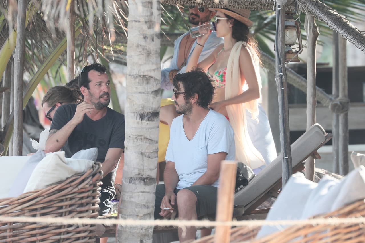 Los rumores de la ruptura entre Diego Luna y Suki comenzaron a mediados de enero de 2018, cuando el actor fue captado de vacaciones en Tulum, Quintana Roo, con varios amigos, pero sin la modelo.