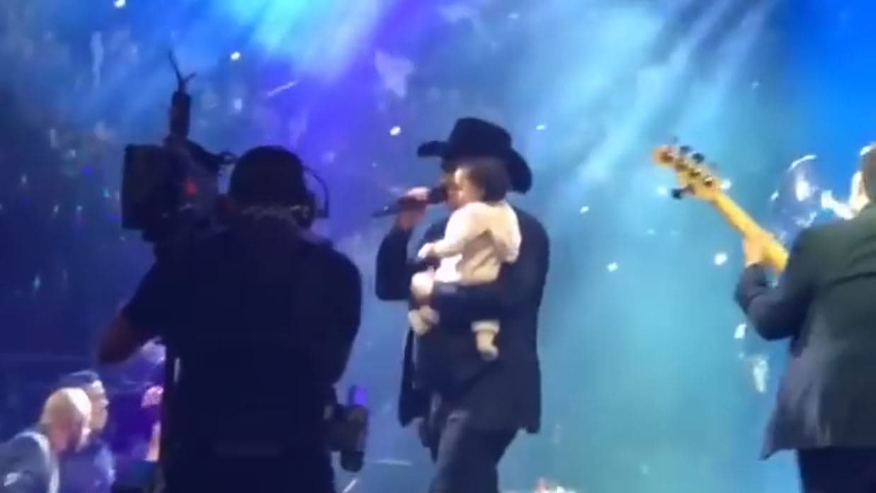 El pasado 5 de noviembre,
<b> Álvarez salió al redondel del palenque de Guadalajara para <a href="https://www.univision.com/entretenimiento/el-dueto-mas-tierno-julion-alvarez-enamora-al-cantar-en-un-show-con-su-bebe-en-brazos-video">cantar con su pequeña</a></b> a quien sostuvo en brazos mientras deleitaba con su voz a 35 mil personas.