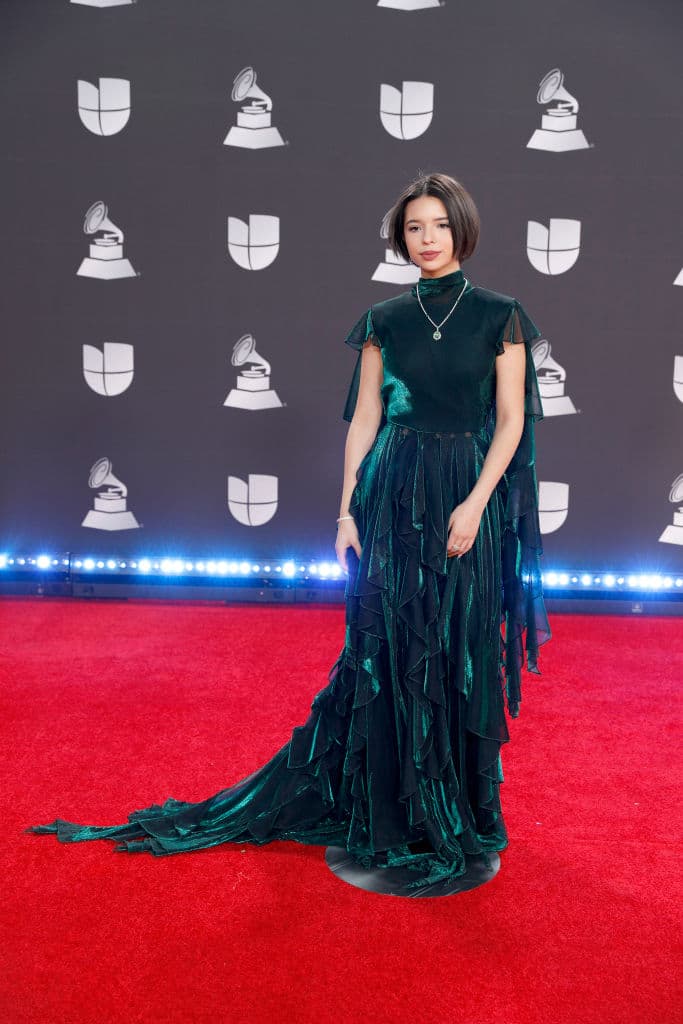 Ese año, la intérprete de 'Dime Cómo Quieres' llevó este vestido verde de la colección de Alfredo Martínez y lo completó con joyas de Pepe Dávalos.