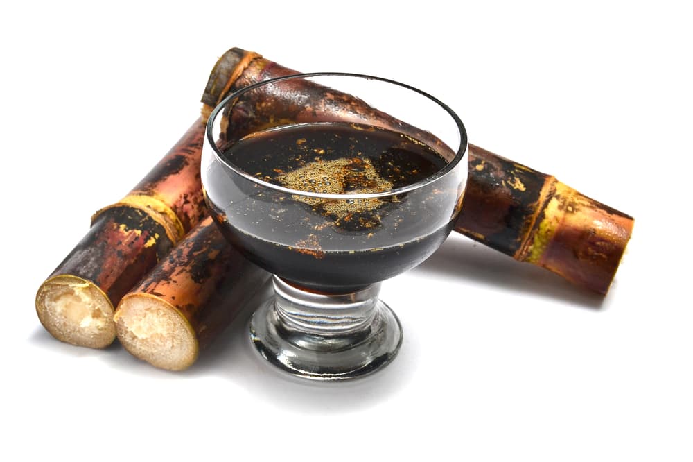 Finalmente, consigue melao de caña, también conocido como el concentrado puro del azúcar de caña y en inglés llamado 'cane molasses' o 'pure cane syrup'.