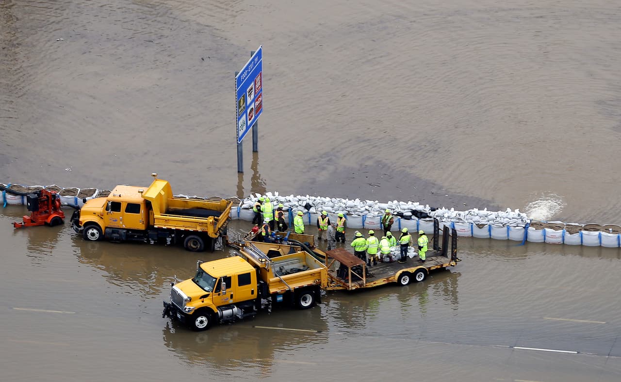 Colocan sacos de arena en las riveras del río Mississippi