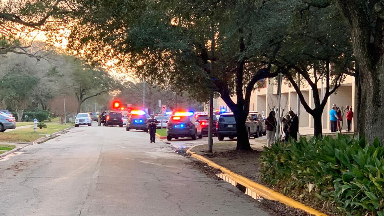 Alrededor de las 8:00 pm, HISD informó a través de un comunicado que el sospechoso fue arrestado, junto y las autoridades de Bellaire confirmaron que una segunda persona fue arrestada en conexión con los hechos.