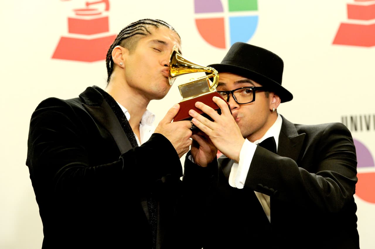 Los rumores sobre la supuesta gravedad del cantante incrementaron cuando el pasado lunes 25 de abril en 'Hoy día', 
<b><a href="https://www.univision.com/famosos/enfermedad-de-chyno-miranda-nacho-aclara-salud" target="_blank">Nacho Mendoza pidió a los fans de su amigo que elevaran sus oraciones</a></b> por la salud de su compañero.
<br>