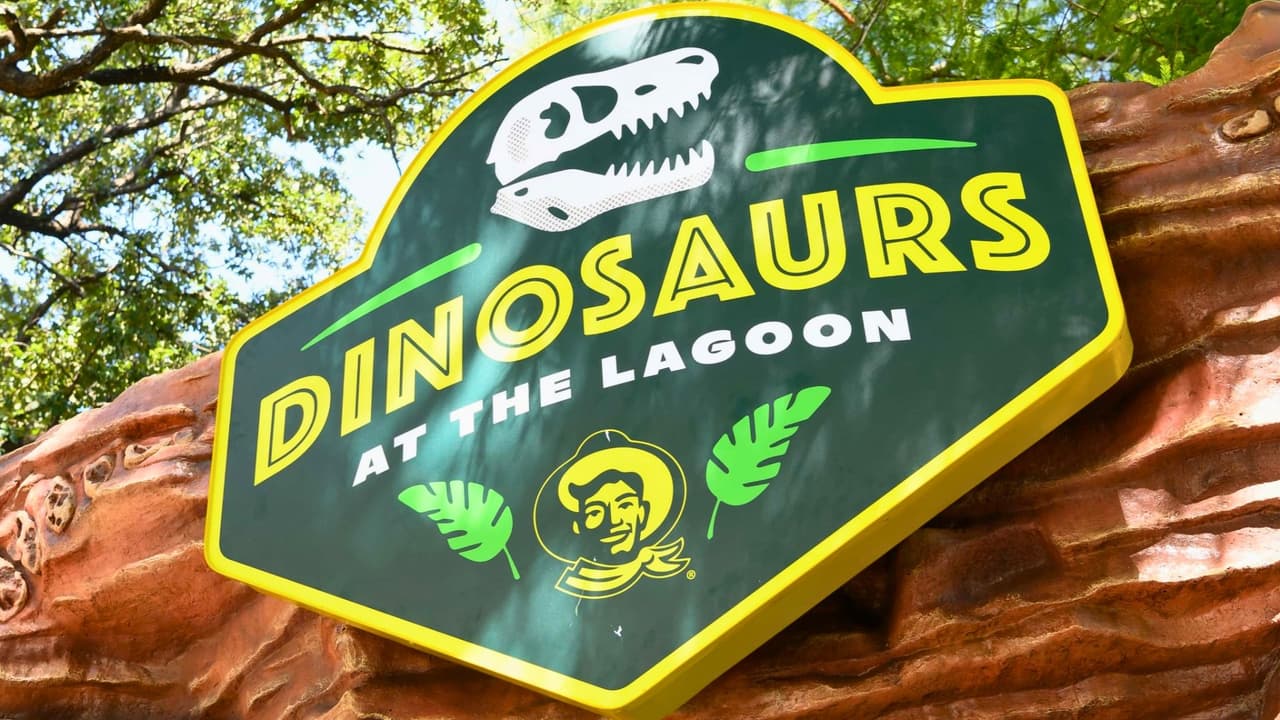 Para los pequeños exploradores, 
<b>la exhibición de Dinosaurios en la Laguna ofrece una experiencia educativa y emocionante con dinosaurios de tamaño real </b>y 
<b>actividades bilingües (inglés/español)</b>. Asegúrate de capturar una foto junto al impresionante Alamosaurus de 57 pies de altura.