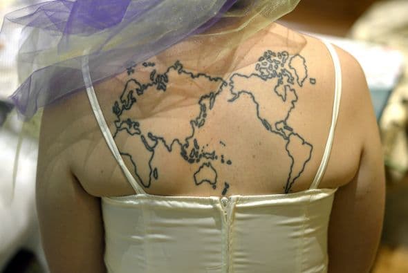 Las novias de marzo se inició en 1999 como un evento Cacophony Sociedad anual que tiene lugar el 15 de marzo, la intervención pretende ser una parodia de las bodas en la cultura occidental. El evento forma parte de un teatro de la calle con hombres y mujeres vestidos con trajes de novias, que salen a las calles de Nueva York y posan en diferentes puntos de la ciudad.