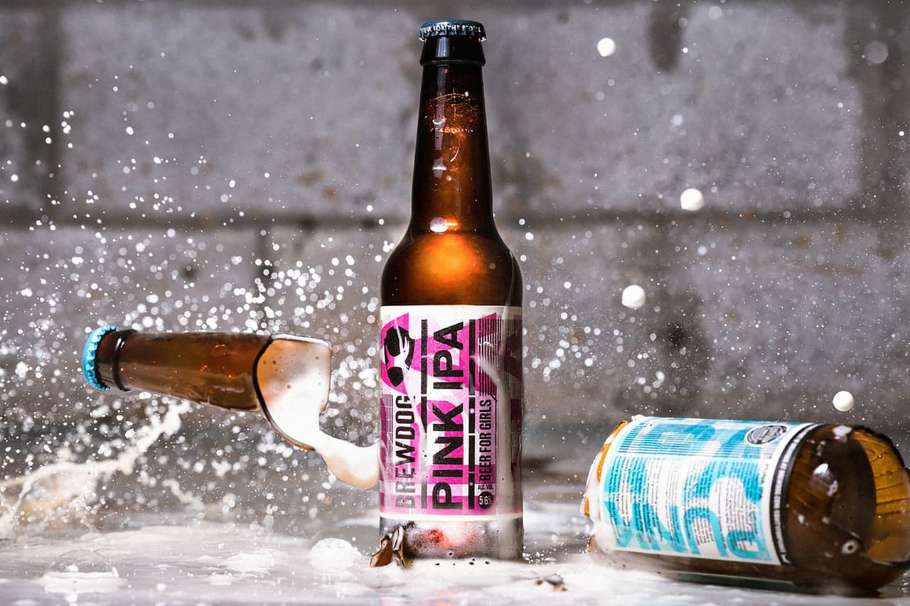 <b>BrewDog.</b> La cervecera británica lanzó la ‘Pink IPA’, una cerveza rosada para celebrar el Día Internacional de la Mujer. Durante las próximas cuatro semanas la marca planea donar el 20 por ciento de los ingresos de dos de sus productos a organizaciones benéficas que luchan contra la desigualdad de género. Con la imagen de una botella rosada que rompe una azul, BrewDog anunció esta iniciativa en redes sociales.