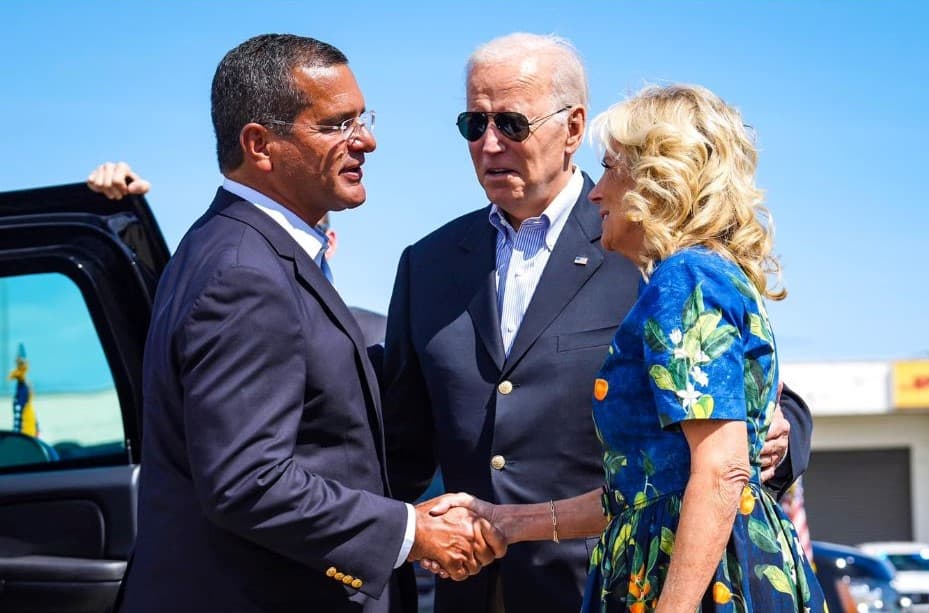 Pasó el tiempo y azotó otro huracán. Entonces, la semana pasada, Biden y la primera dama de Estados Unidos coordinaron con el gobernador Pedro Pierluisi su viaje a la Isla, donde dejaron saber cómo Estados Unidos apoya los esfuerzos de recuperación tras
<b><a href="https://www.univision.com/local/puerto-rico-wlii/aumentan-muertes-casos-leptospirosis-puerto-rico-huracan-fiona" target="_blank">el paso de Fiona, el pasado 18 de septiembre</a></b>.