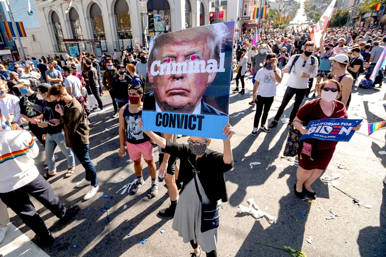 <a href="https://www.univision.com/temas/donald-trump" target="_blank">Donald Trump</a>, el empresario que en 2016 se ofreció como un 
<i>outsider</i> que venía a "drenar el pantano" de Washington DC y se alzó en la Casa Blanca con un triunfo que sorprendió a propios y extraños, ha terminado este 2020 con una derrota frente al demócrata 
<a href="https://www.univision.com/temas/joe-biden" target="_blank">Joe Biden</a> para la cual probablemente ni él ni algunos en su entorno se habían preparado.