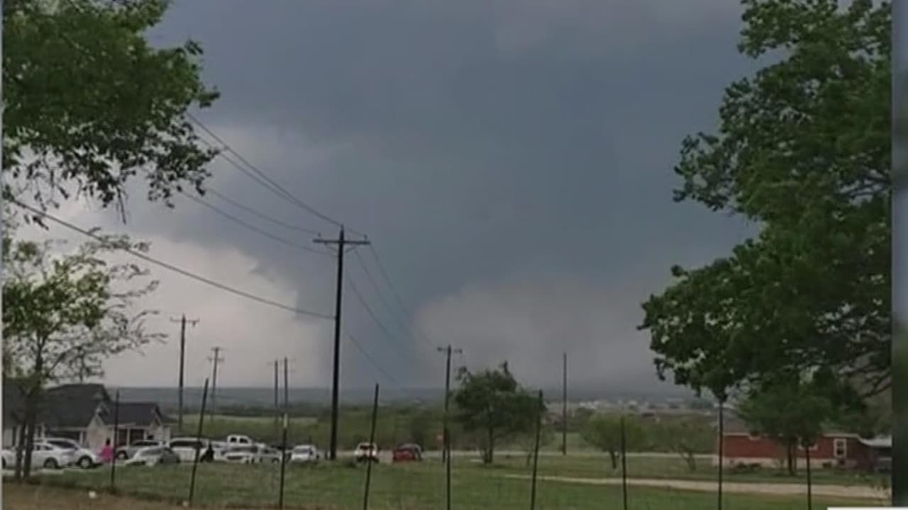 Las imágenes del tornado fueron compartidas por testigos en redes sociales. Las autoridades han cerrado los accesos a la zona para evaluar los daños.