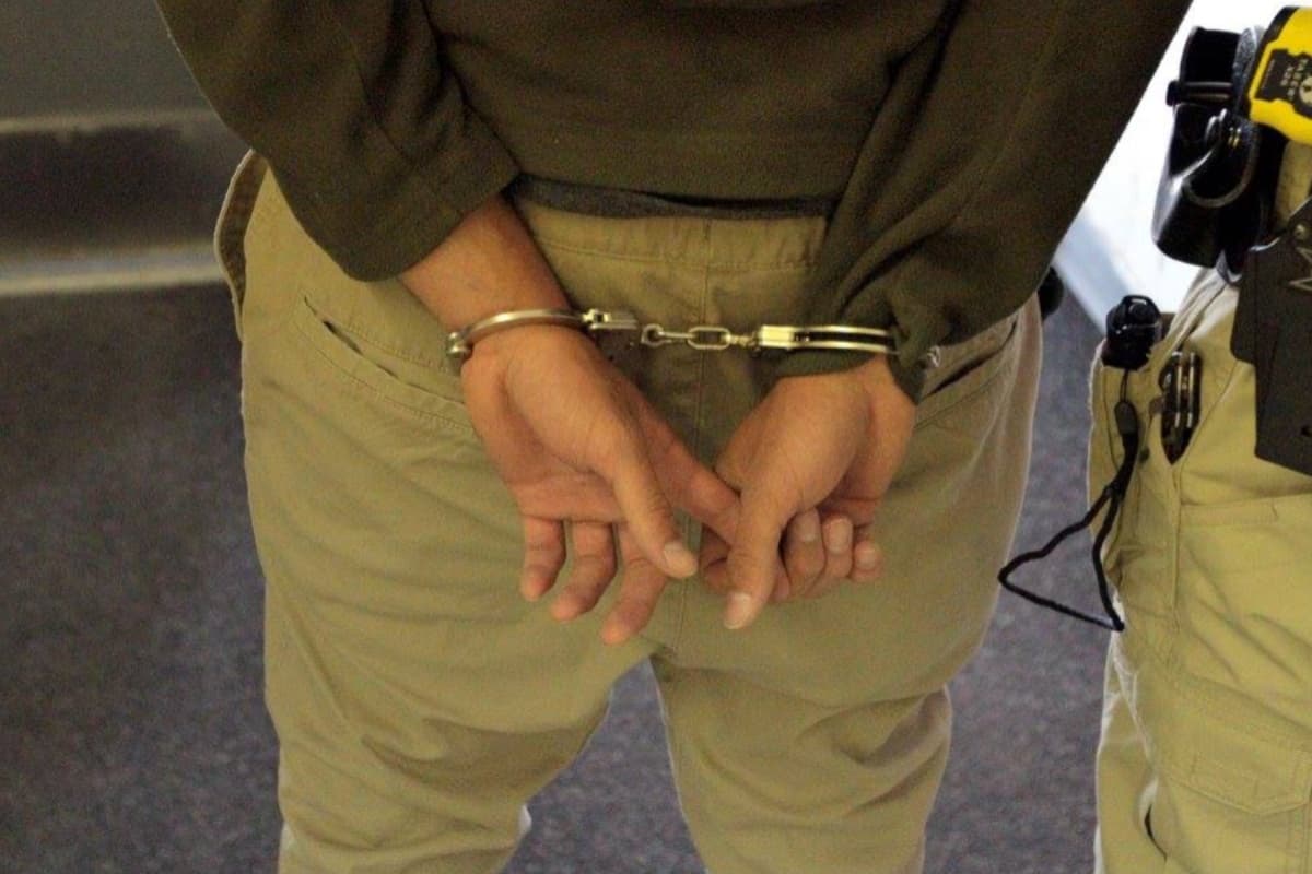 Oficiales intentaron hablar con un hombre que intentó escapar de la propiedad, identificado como Ángel Santiago, de 25 años, quien fue arrestado.