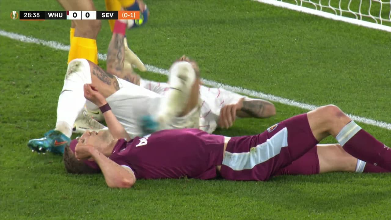 ¡TIRO ATAJADO! disparo por Michail Antonio.