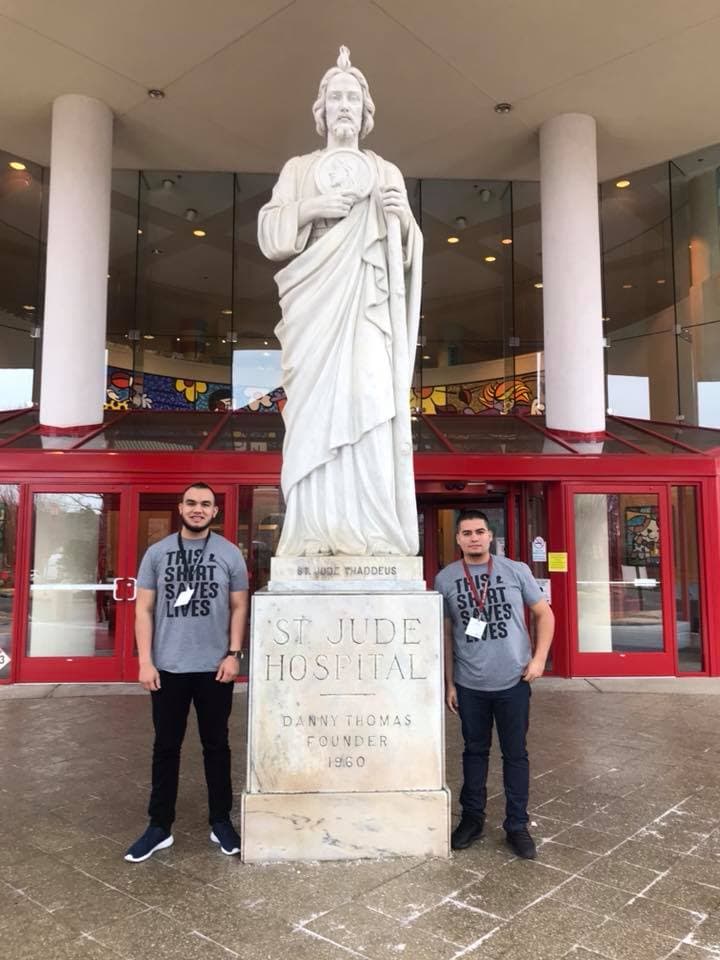 Los integrantes de Banda La Maravillosa, Marlón Álvarez y Erick Rosales, también se unieron a causa y orgullosos se pusieron las camisetas grises con la leyenda: "This shirt save lives".