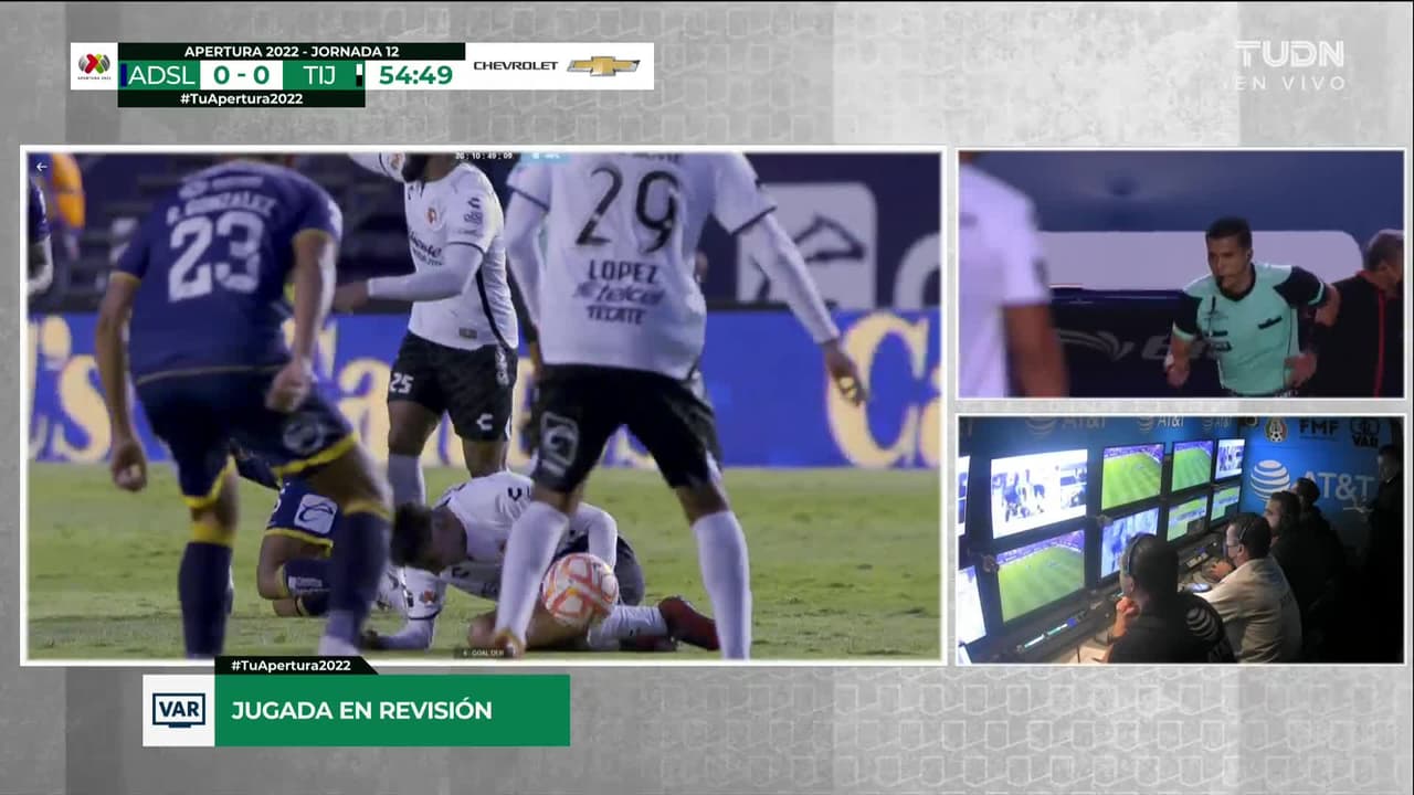 ¡Expulsión! El árbitro saca la roja directa a Ricardo Chávez.
