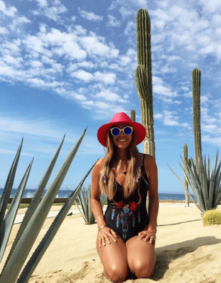 ¡Cuidado con las espinas Karlita! Aquí vemos a nuestra conductora entre cactus.