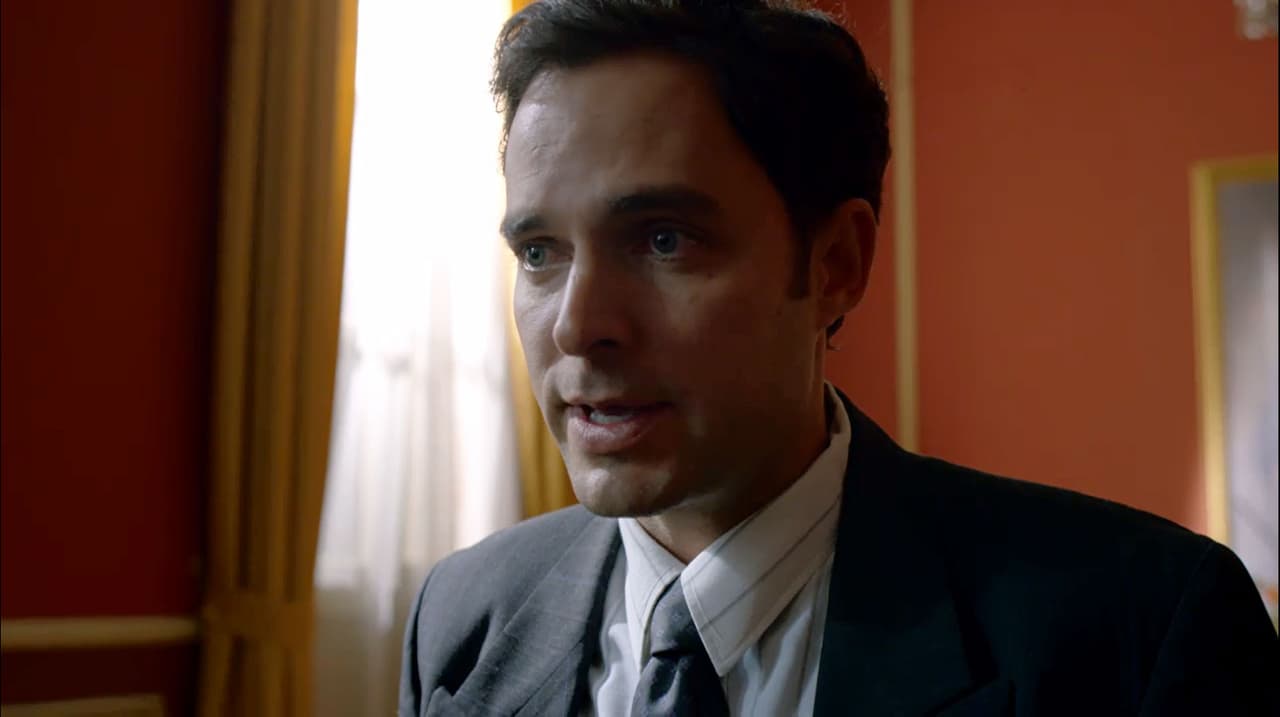 Eduardo Sandoval es la mano derecha del presidente César Gaviria, juntos viven el ascenso a la silla presidencial de Colombia. Manolo Cardona es quien se encarga de interpretarlo. No te pierdas el estreno de la serie "Narcos" por Univision el próximo 22 de agosto a las 10PM/9C.