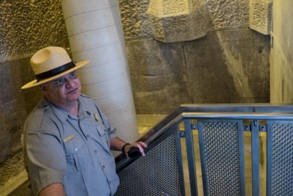 En agosto de 2011 un terremoto de magnitud 5.8 resquebrajó el obelisco de mármol blanco y mortero.