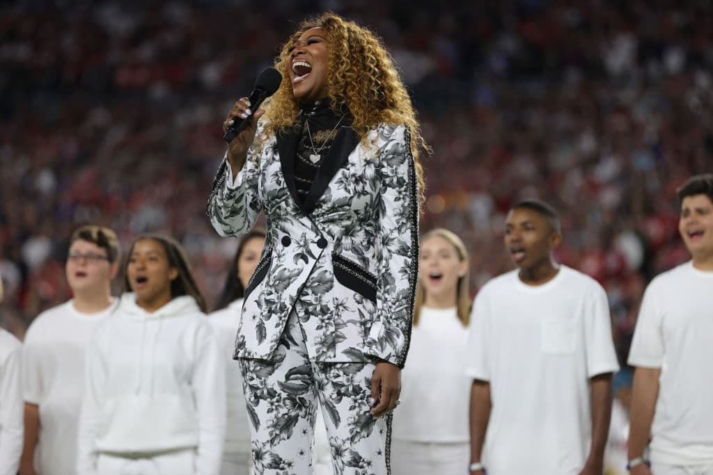 Más temprano,
<b>Yolanda Adams</b> fue la encargada de abrir el show del Super Bowl 54 en el estadio Hard Rock de Miami.
