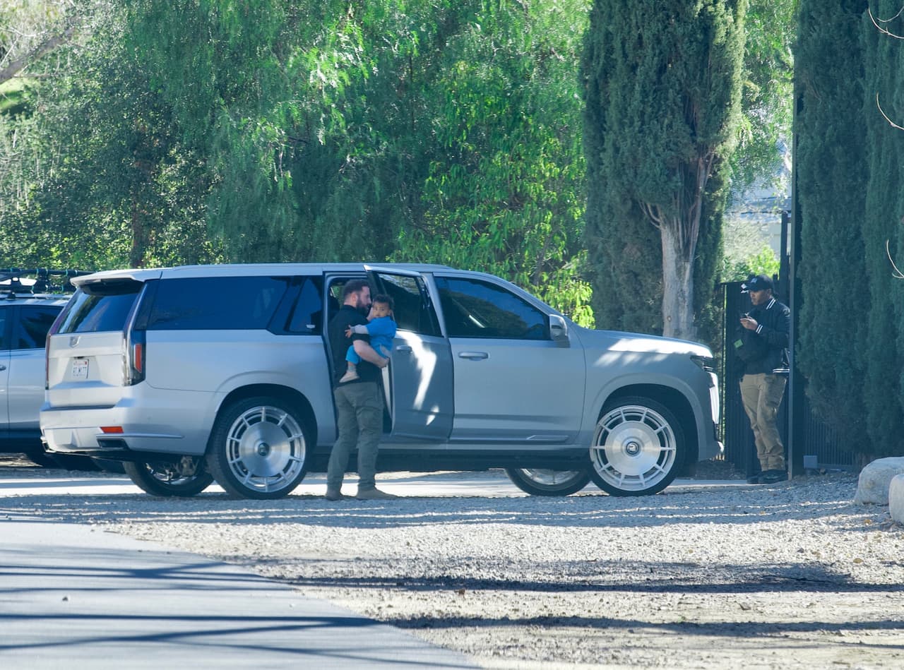 West iba llegando a la Academia Yeezy, ubicada en Los Ángeles. El cantante fue escoltado por una persona de seguridad que también viajó en una Cadillac SUV plateada. En las fotos se puede ver a su hijo más pequeño, Psalm, de 1 año.