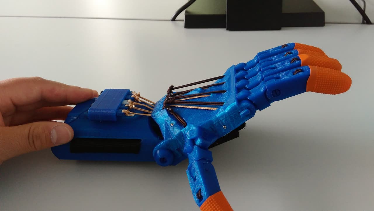 El pequeño está muy feliz con su regalo.