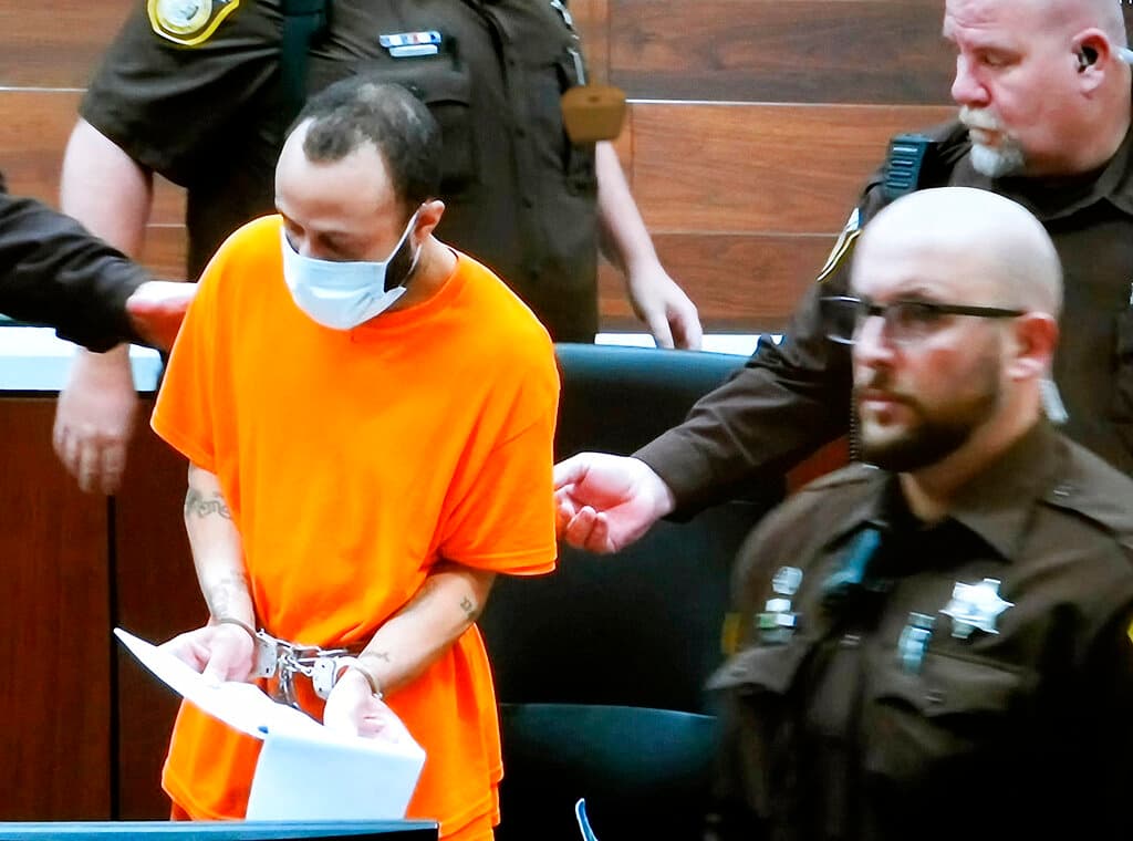 Dictan cadena perpetua para Darrell Brooks, quien causó seis muertes tras arrollar un desfile de navidad en Wisconsin