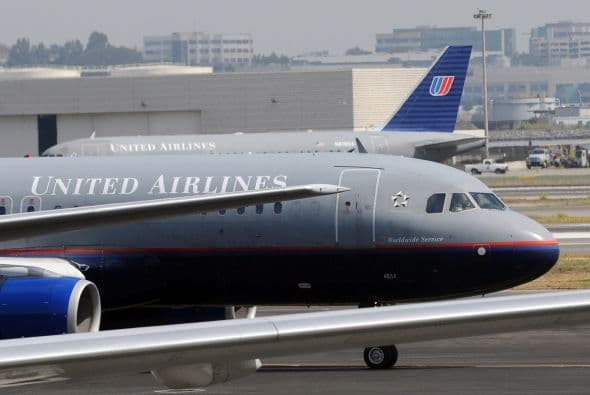9 United Airlines. Nadie quiere pagar de más en tarifas aéreas, pero nunca se sabe si se está recibiendo un precio bajísimo en verdad. Como tranquilidad, United ofrece a los clientes una garantía de precios bajos. Encuentra una tarifa más baja en la página web de la compañía para el mismo itinerario que ya está reservado y no solo United te dará la tarifa más baja, sino también un vale para un 20 por ciento de descuento en su próxima compra. Pero espera. Si tienes un boleto no reembolsable, el tipo que la mayoría de la gente de compra, y encuentras un vuelo más barato, United impone una tarifa "administrativa" de $150 para realizar el cambio.