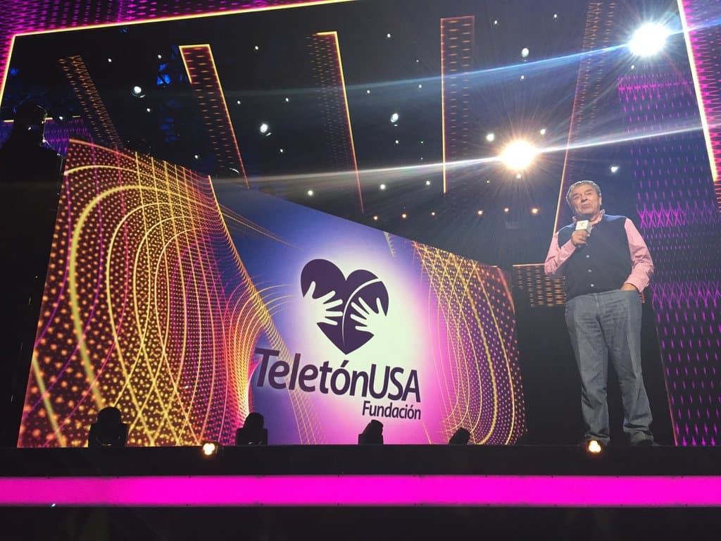 Don Francisco: "Hoy comienza @TeletonUSA !! Desde @theatre_acedtla de LA construido por Chaplin en 1927 #MomentoDeActuar @Univision".