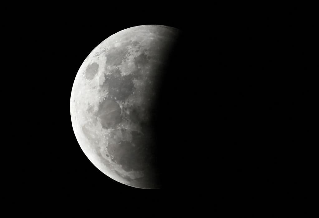 En la foto, se ve desde Melbourne, Australia, los primeros momentos del 
<a href="https://www.univision.com/temas/eclipse-lunar">eclipse lunar</a>. Esto sucede cuando la Tierra bloquea la luz solar porque el Sol y la Luna están alineándose en lados opuestos, con nuestro planeta en el medio.