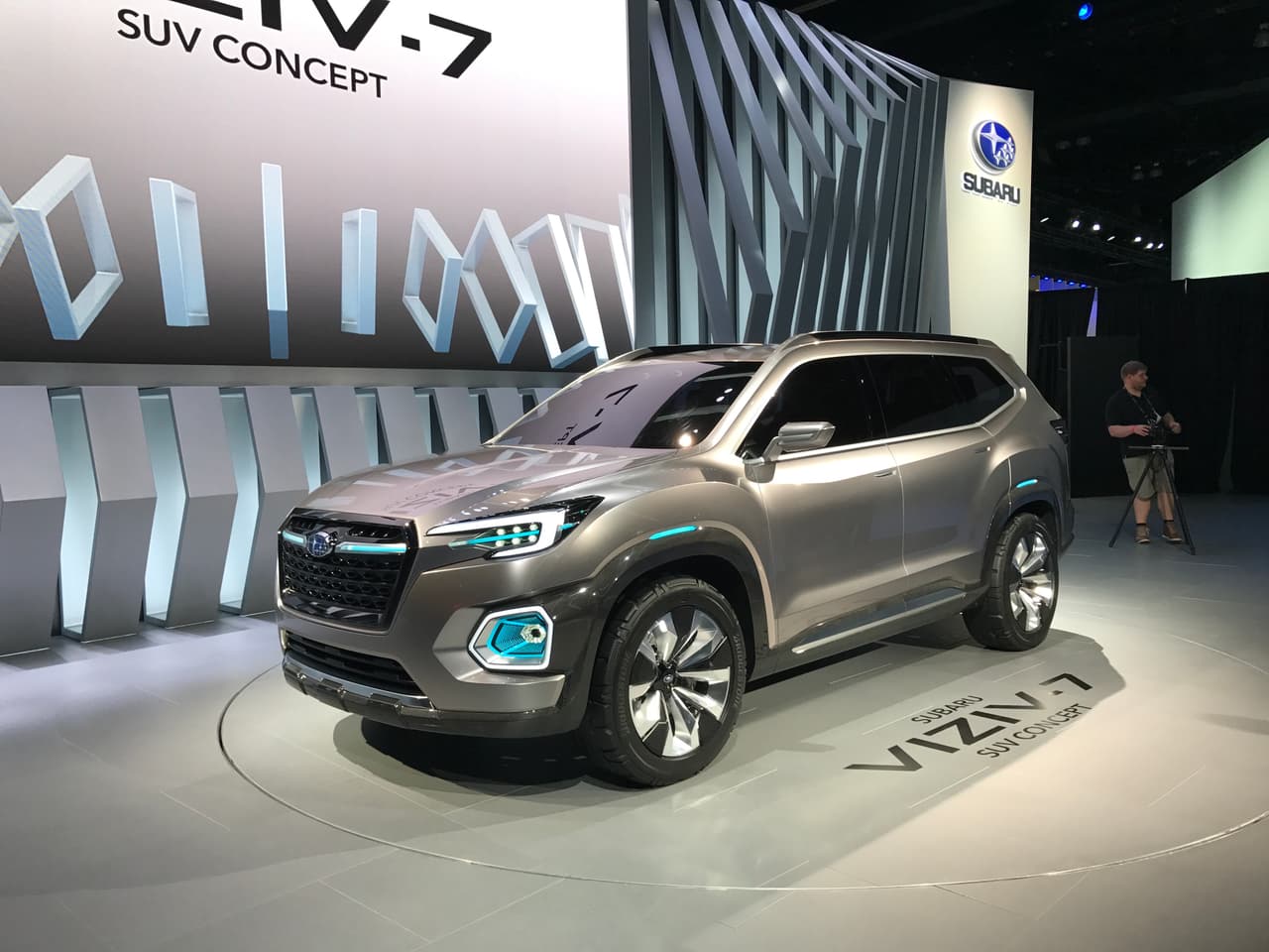 <a href="http://www.univision.com/noticias/subaru" target="_blank"><b>Subaru</b></a> presentó la
<b>Viziv-7 Concept</b>, un vehículo que presagia lo que podría ser una futura camioneta
<i>full-size</i> para la marca japonesa, que tras el gran éxito de su actuar línea se encentras con el ánimo y los recursos para adentrarse a nuevos territorios. Por ahora su tren motriz permanecerá en el misterio.