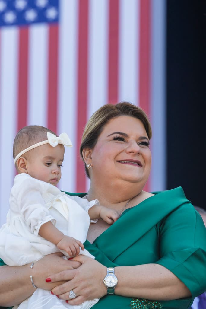 En el episodio, la gobernadora de Puerto Rico también declaró a Yovín, "delante de la gente aquí, te digo que 
<b>tú eres el mejor papá</b>, de la manera con la que tú entiendes 
<b>a los dos de nosotros, al nene mayor</b>, verdad, que también está con nosotros. Ese amor, ese que juegas con ellos, que eres parte, que estás pendiente. 
<b>Yo soy privilegiada</b> y me encanta porque 
<b>eso habla de tú como ser humano</b> y cómo 
<b>Dios te da esas herramientas para echar pa' lante</b>".