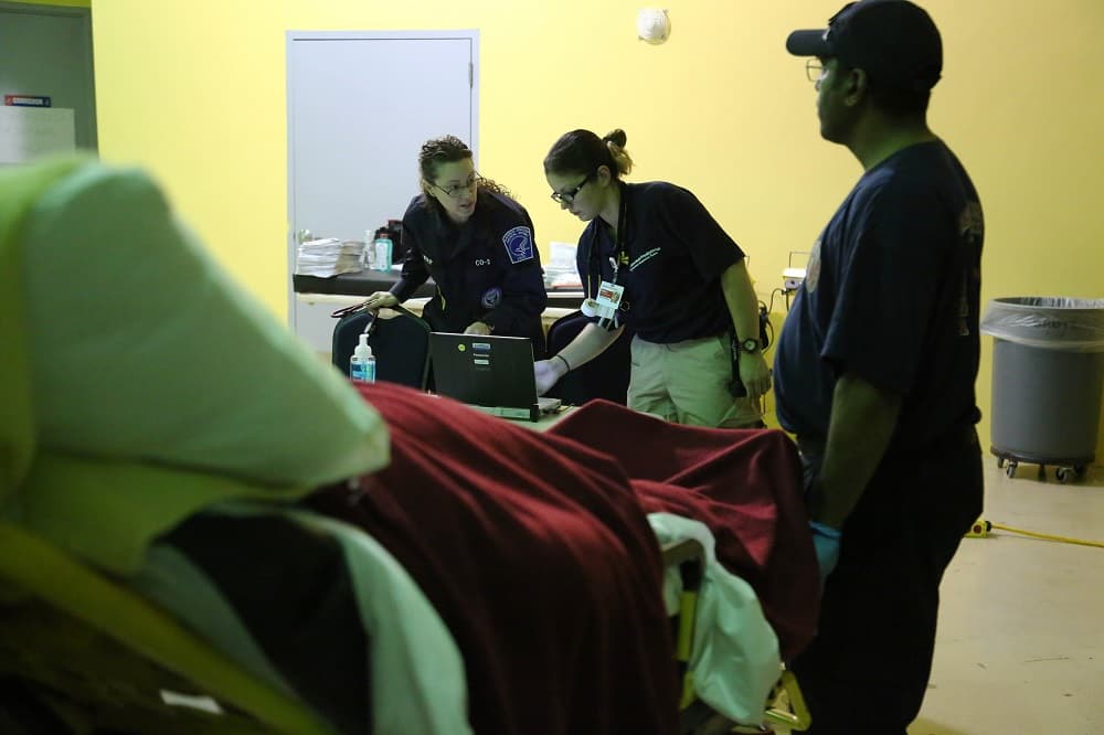 Médicos voluntarios al momento de ingresar un paciente en el hospital. La actividad del refugio es una operación conjunta entre Departamento de Salud federal, Departamento de la Defensa y el Departamento de Asuntos del Veterano, en coordinación con el gobierno estatal y municipal en Puerto Rico.
<br>