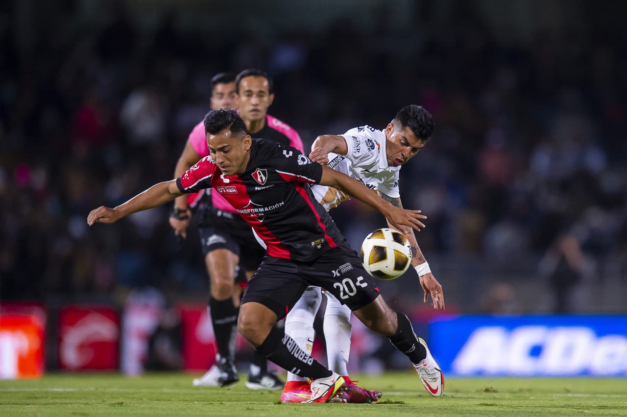 Con un cañonazo de Julio Furch en el primer tiempo, Atlas logra vencer de visita a los Pumas 0-1 y tomán una muy cómoda ventaja en las semifinales del futbol mexicano.