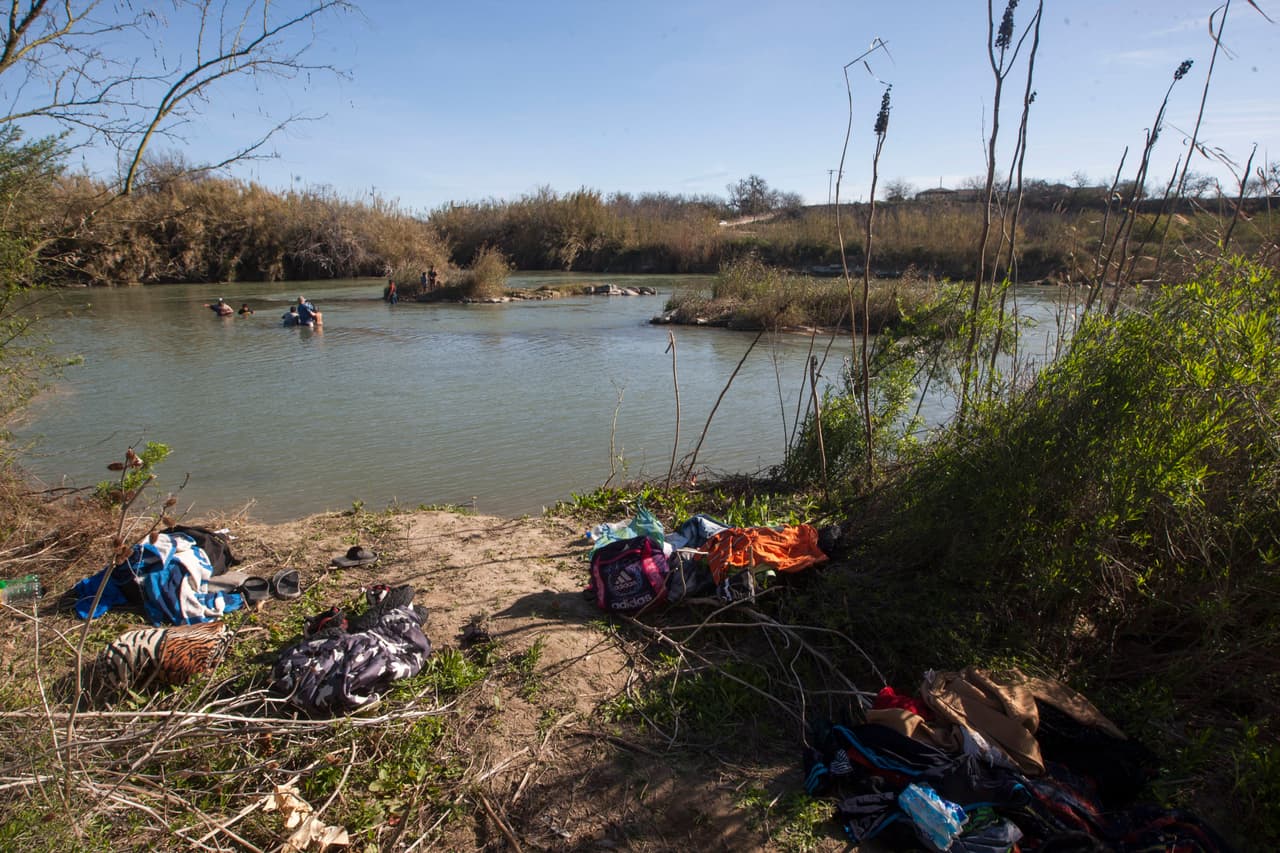 Autoridades mexicanas hallan a tres migrantes muertos en el Río Bravo