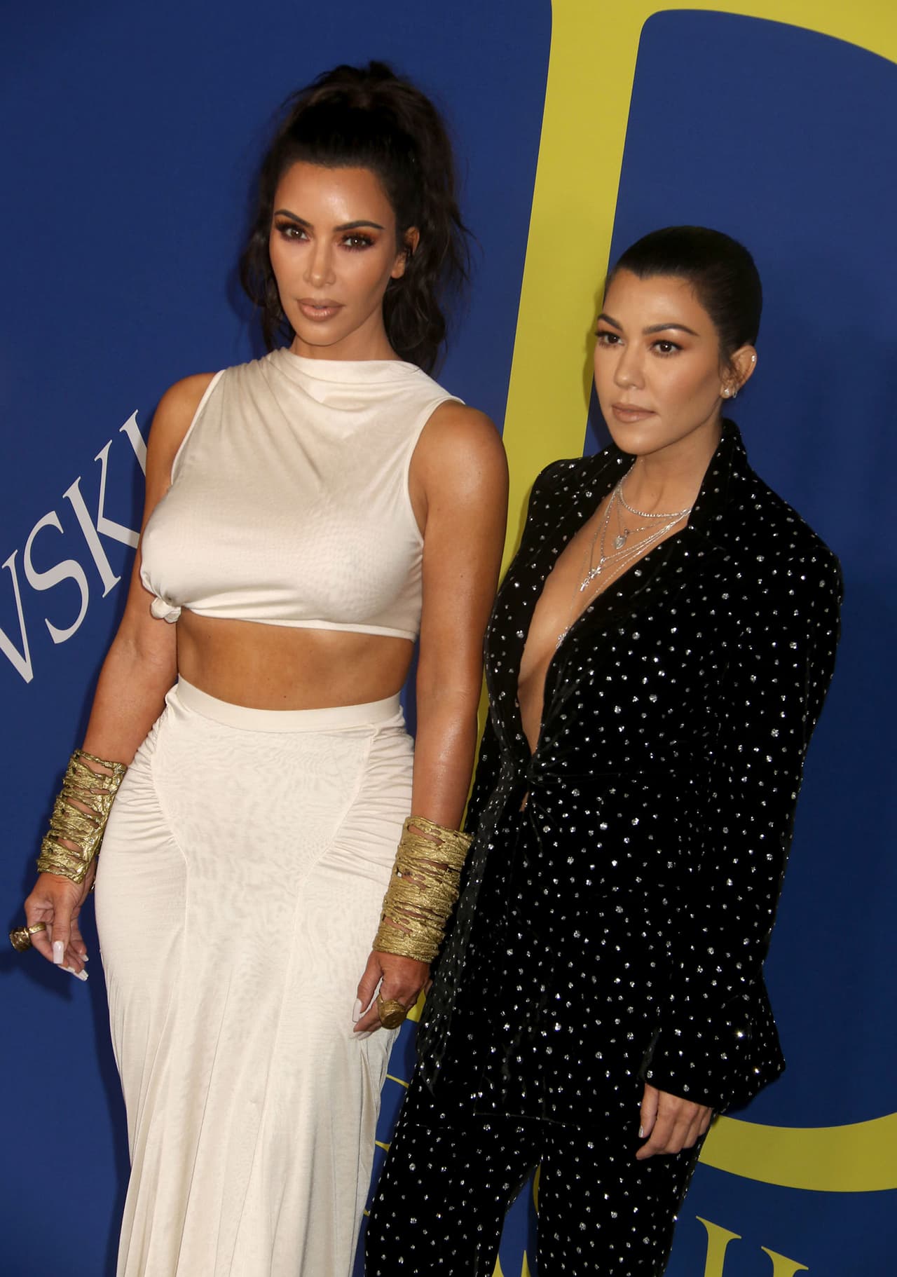 “Kanye es un artista asombroso y Kim, con
<b>su fuerza de carácter</b>, se ha creado un espacio en los focos del mundo y hace falta muchas agallas para hacerlo”, expresó la gurú de la moda.