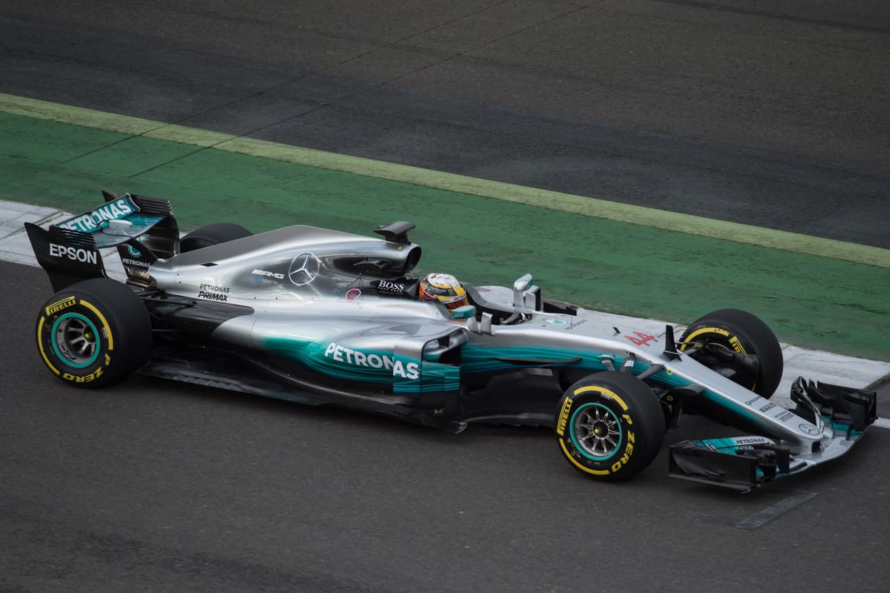 Horas antes de mostrar el auto a la prensa y fotógrafos, fue el tricampeón
<b>Lewis Hamilton</b> (campeón en 2014 y 2015) quien salió a pista en el W08.