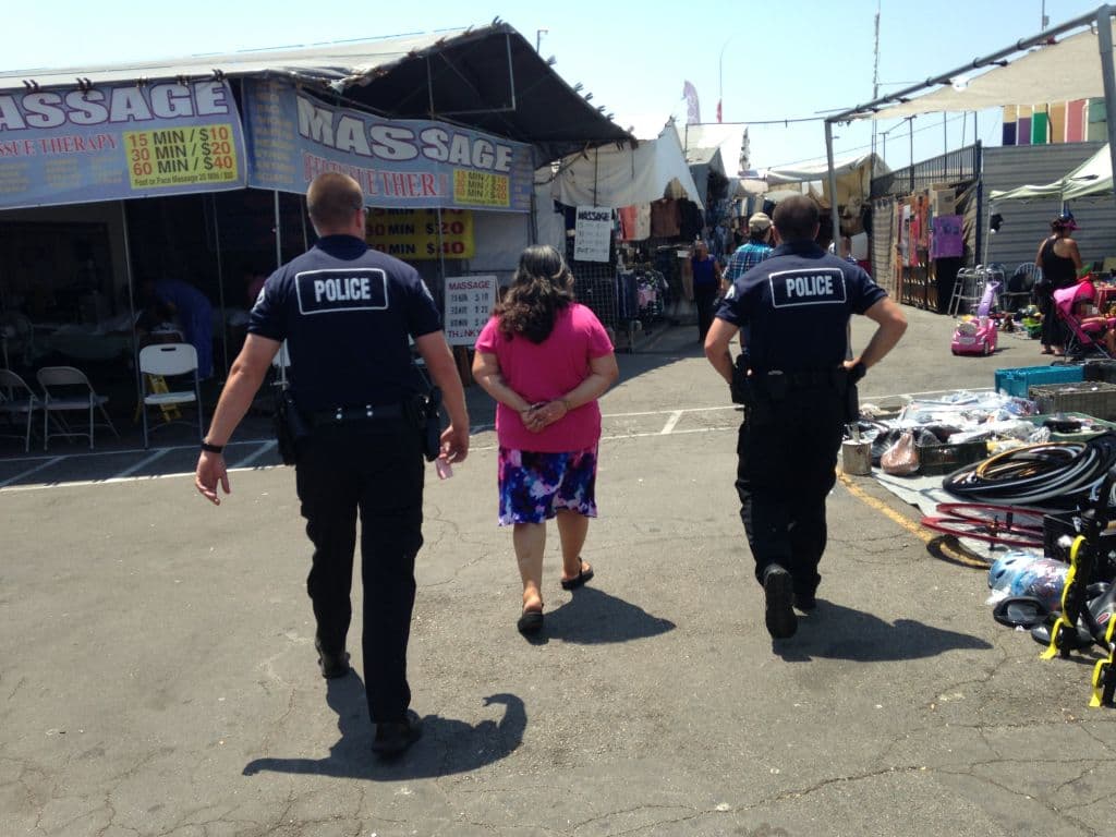 Policías de Los Ángeles durante un operativo para confiscar medicamentos falsos hace unos años.