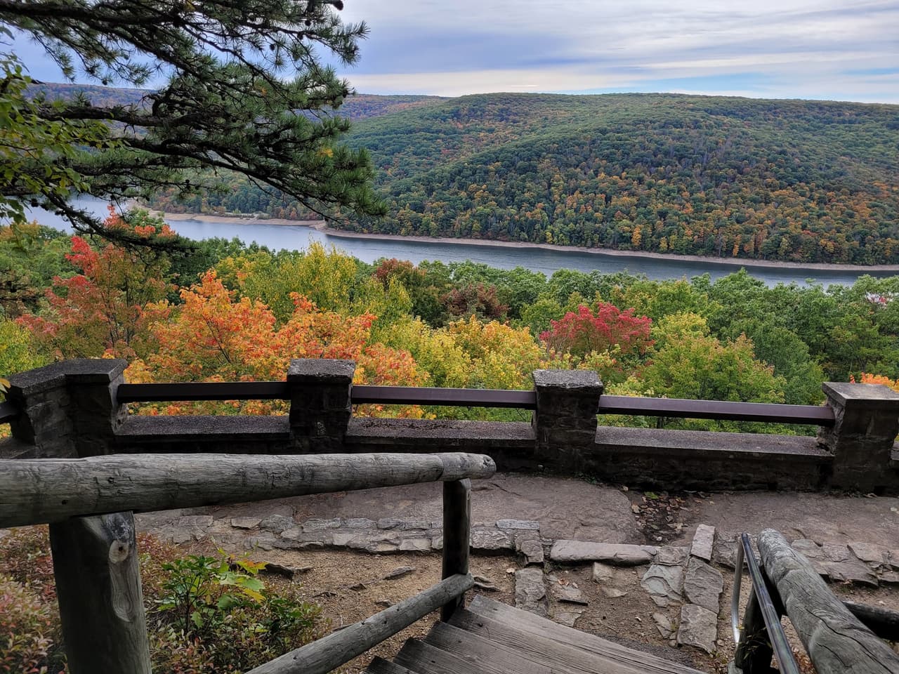 <a href="https://www.fs.usda.gov/allegheny"><b>Allegheny National Forest</b></a>. En el Bosque Nacional Allegheny, los visitantes pueden recorrer cientos de acres de senderos que van desde senderos cortos para observar aves hasta el desafiante sendero North Country. En todo momento, el Bosque Nacional Allegheny ofrece una variedad de vistas panorámicas, montañas, colores brillantes y oportunidades para observar la vida silvestre.
<br>
<br>
<a href="https://goo.gl/maps/mHUUq4rLrvzRDokC9"><b>Cómo llegar</b></a>