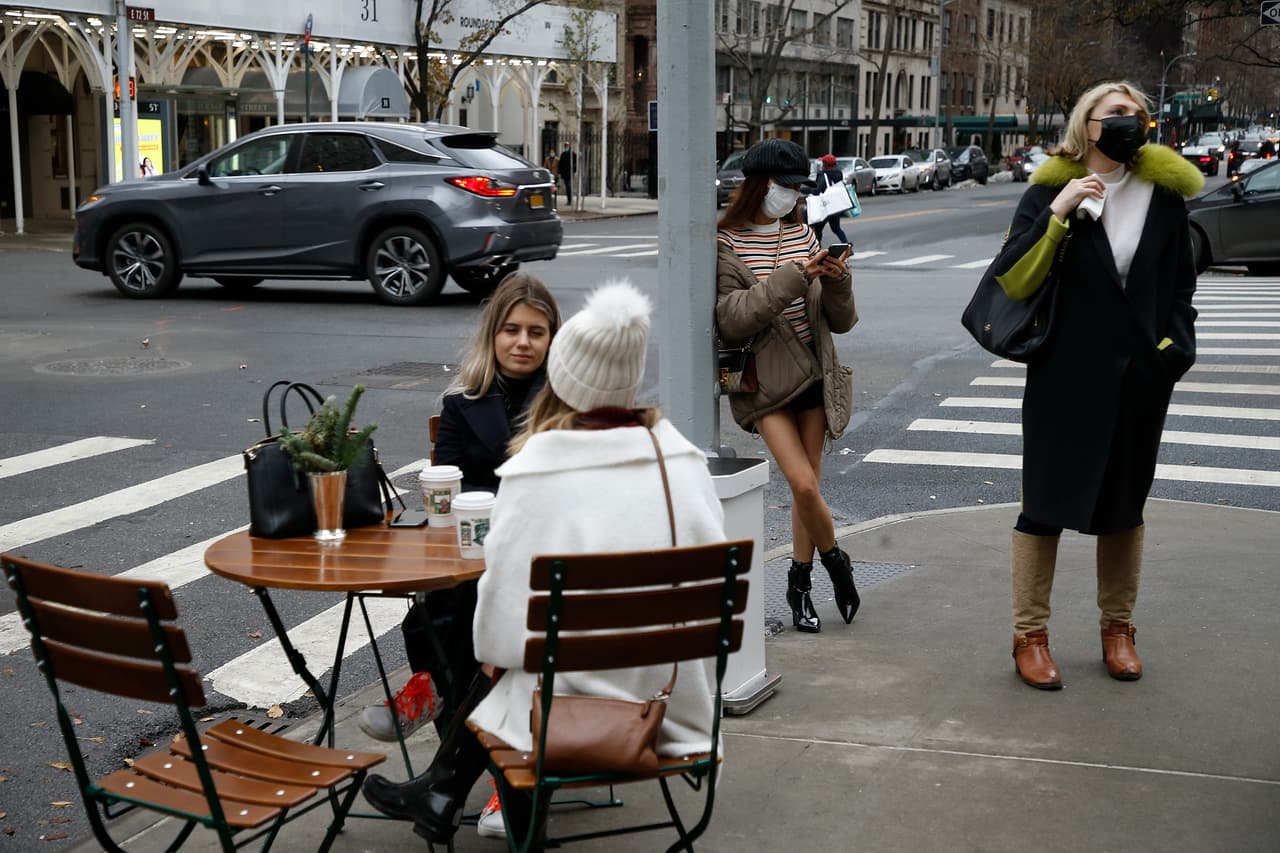 NYC extiende programa "Escaparates Abiertos", que permite a negocios usar aceras para vender o exhibir productos