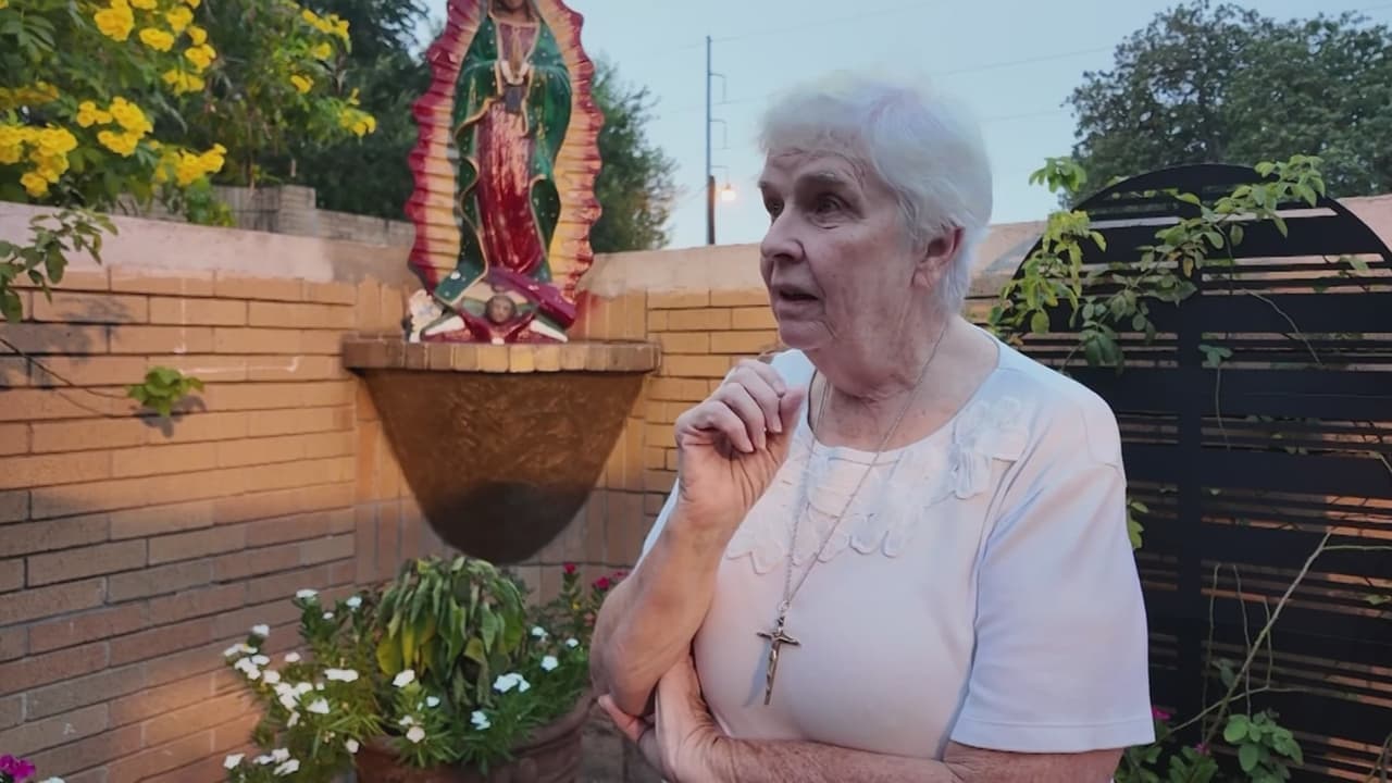 Religiosa ofrece apoyo humanitario a familias migrantes en cortes de Texas