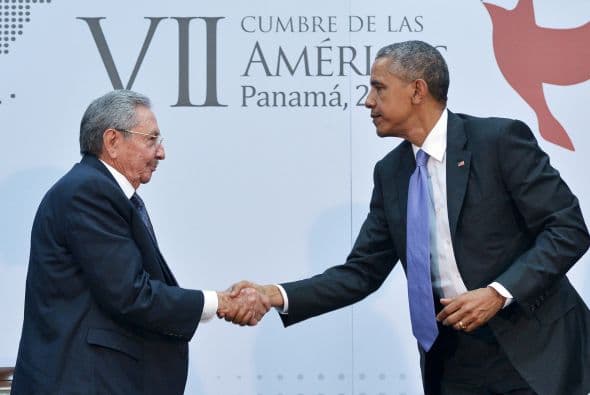Raúl Castro y Barack Obama dialogaron personalmente y por primera vez el 11 de abril, en la VII Cumbre de las Américas que se celebró en Panamá.