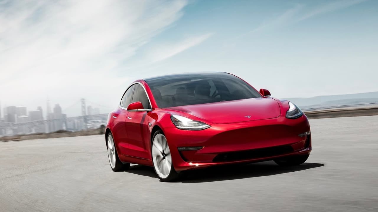 El Tesla Model 3 es el más pequeño y simple de los modelos del fabricante estadounidense de autos eléctricos. Su fabricante dice que fue concebido como el primer auto eléctrico de consumo masivo del mundo. Sus recientes ventas parecen validar las ambiciones del fabricante.
