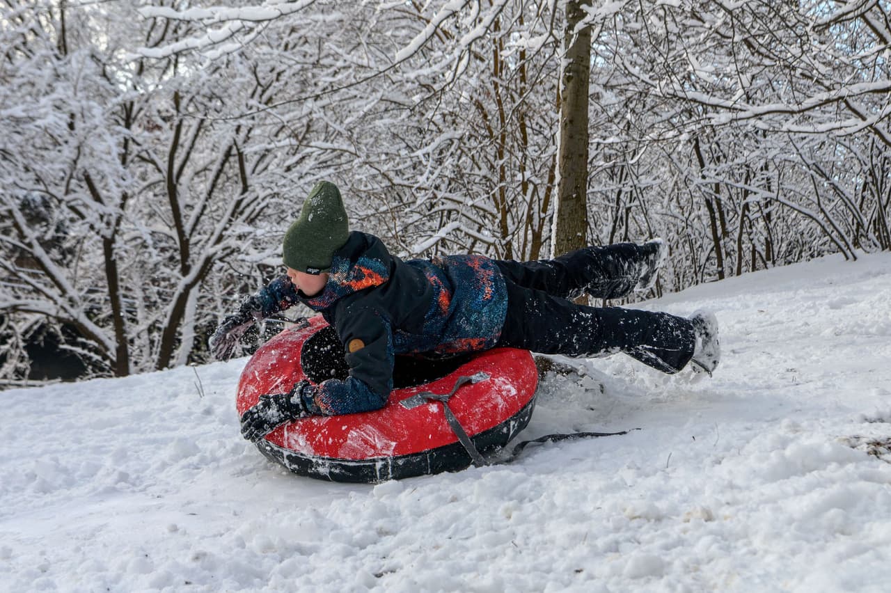 Un niño jugando en la primera gran nevada en Nueva York, en la mañana del 7 de enero. Las autoridades pidieron precaución en las carreteras, sin embargo hubo múltiples informes de accidentes en toda la región noreste.
<br>