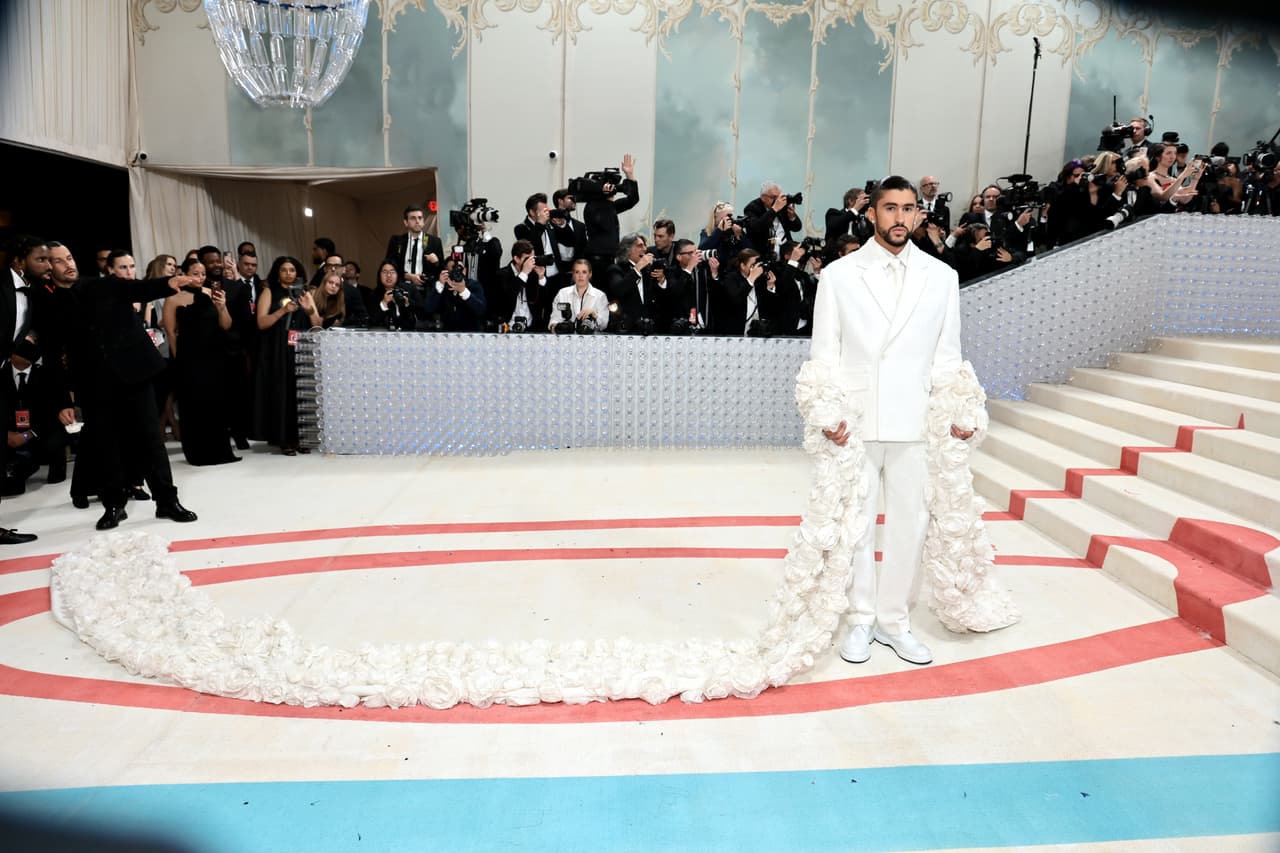 Bad Bunny en su paso por la alfombra roja de la Met Gala 2023.