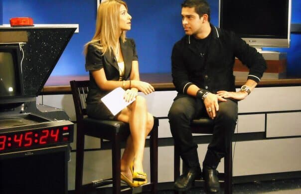 Nelly Carreño, meteoróloga, aquí entrevistando a Wilmer Valderrama.